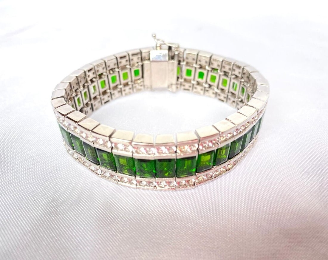 14K White Gold Bangle Bracelet with Sapphire and Chrome Diopside: 14K White Gold Bangle Bracelet with Sapphire and Chrome Diopside This exquisite bracelet features a stunning design crafted from 14K white gold. It showcases a combination of colorless sapphire and em