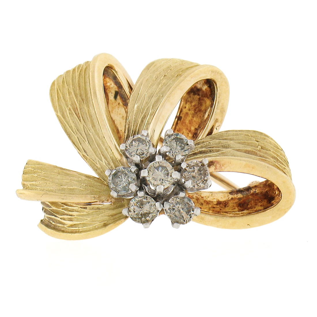 18k Gold Diamond Cluster Flower Bow Brooch 0.40ctw Vintage: 18k Gold Diamond Cluster Flower Bow Brooch 0.40ctw Vintage Adorn your attire with this exquisite vintage brooch, crafted in solid 18k yellow gold. This beautiful piece features a textured bow ribbon d