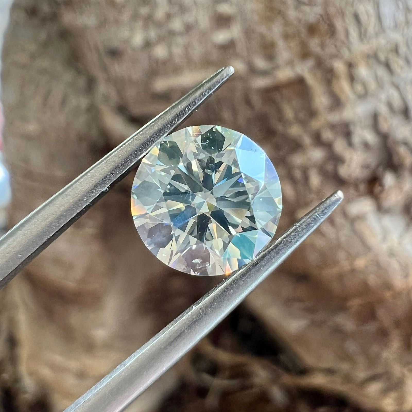 Loose Diamond - ROUND 0.9ct Gray SI1: Loose Diamond - ROUND 0.9ct Gray SI1 Source: Natural Shape: ROUND Carats: 0.9 Color: Gray Certification: IGI The Diamond Depot Guarantee: All items in this auction are guaranteed to be 100% authentic.