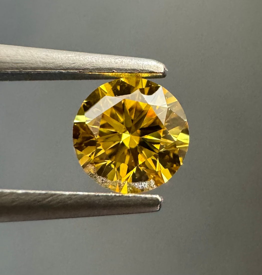 Loose Diamond - ROUND 0.19ct Fancy Vivid Orangey Yellow VS2: Loose Diamond - ROUND 0.19ct Fancy Vivid Orangey Yellow VS2 Source: Natural Shape: ROUND Carats: 0.19 Color: Fancy Vivid Orangey Yellow Certification: GIA The Diamond Depot Guarantee: All items in thi