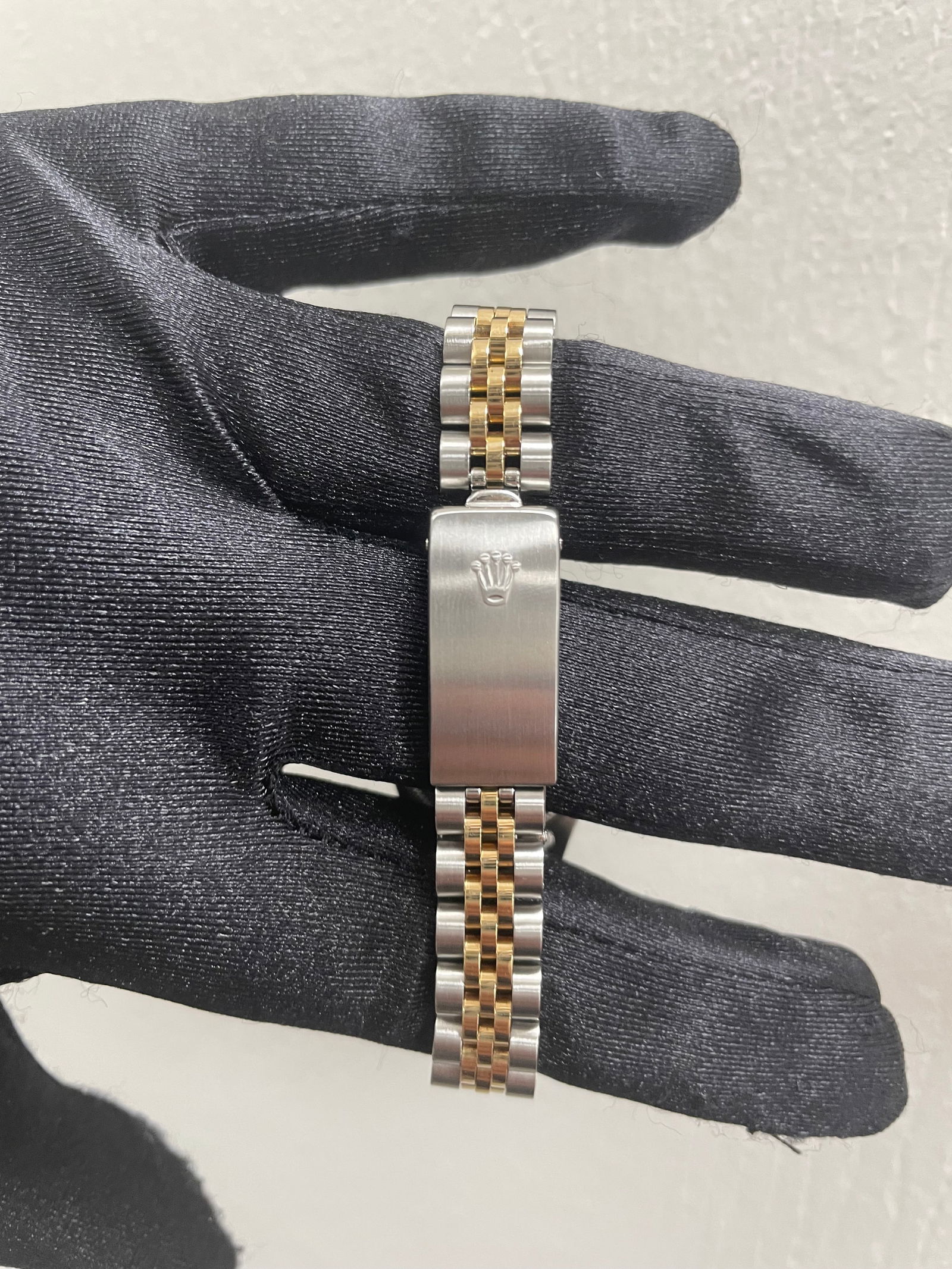 Ladies Datejust Ref 69173 Creme Dial Ivory Bracelet with Papers 1997: Ladies Datejust Ref 69173 Creme Dial Ivory Bracelet with Papers 1997 This is a ladies' Rolex Datejust wristwatch, reference number 69173, featuring a creme dial and a fluted bezel. The watch comes wit