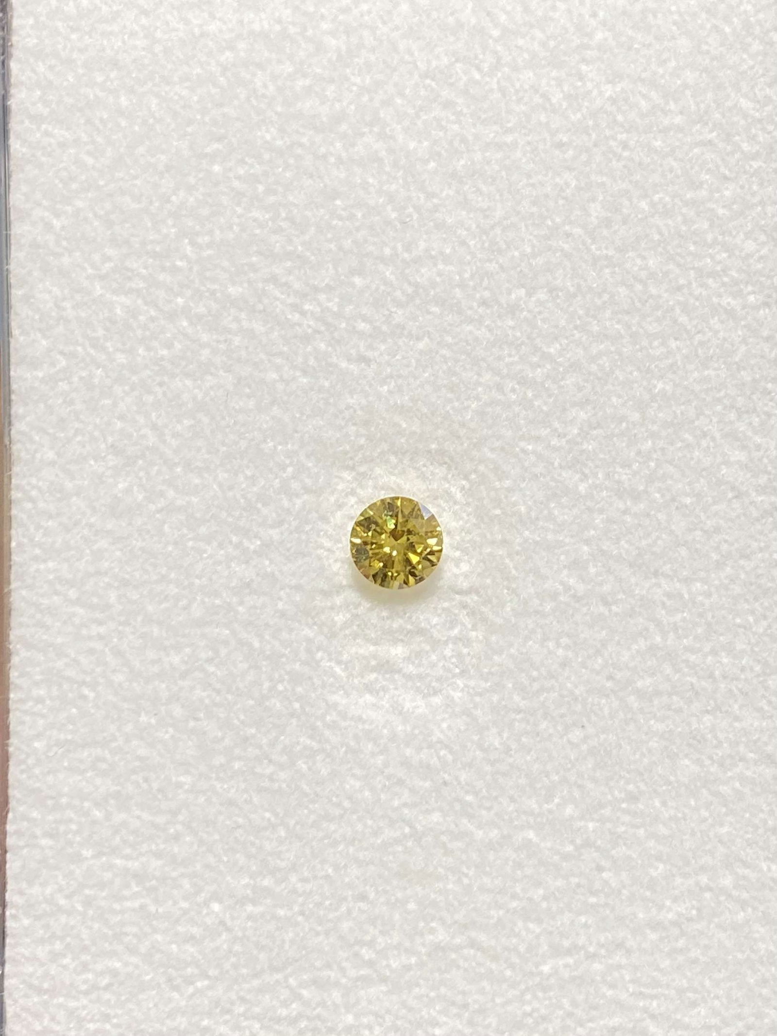 Loose Diamond - ROUND 0.2ct Fancy Vivid Yellow SI2: Loose Diamond - ROUND 0.2ct Fancy Vivid Yellow SI2 Source: Natural Shape: ROUND Carats: 0.2 Color: Fancy Vivid Yellow Certification: GIA Video: