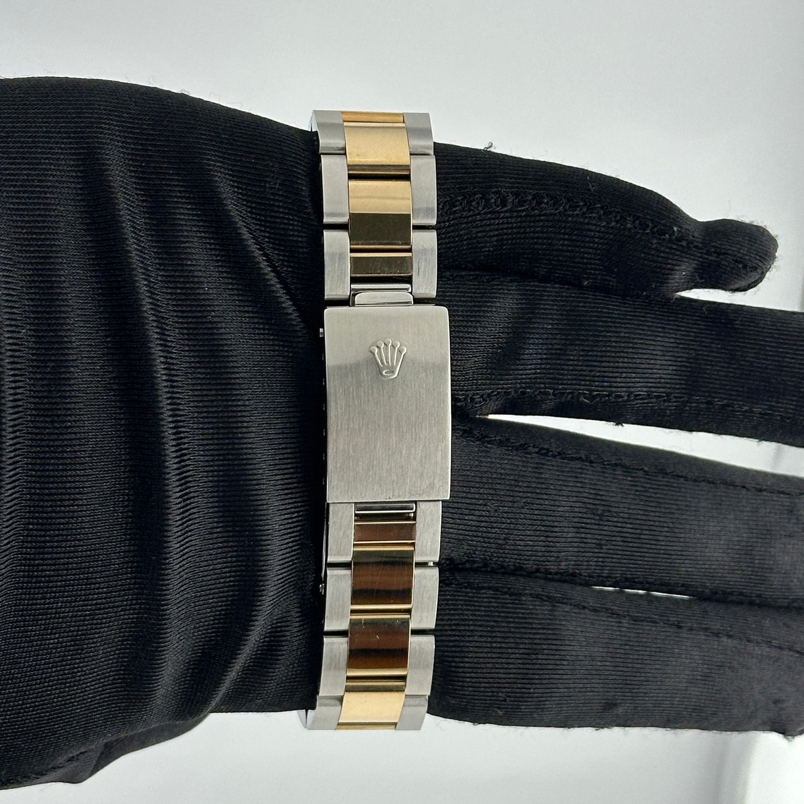 Rolex Datejust 1601 Aftermarket Silver Roman Diamond Dial Oyster Bracelet: Rolex Datejust 1601 Aftermarket Silver Roman Diamond Dial Oyster Bracelet This Rolex Datejust features an aftermarket silver Roman diamond dial, complemented by a prong-plated diamond bezel. It is equ