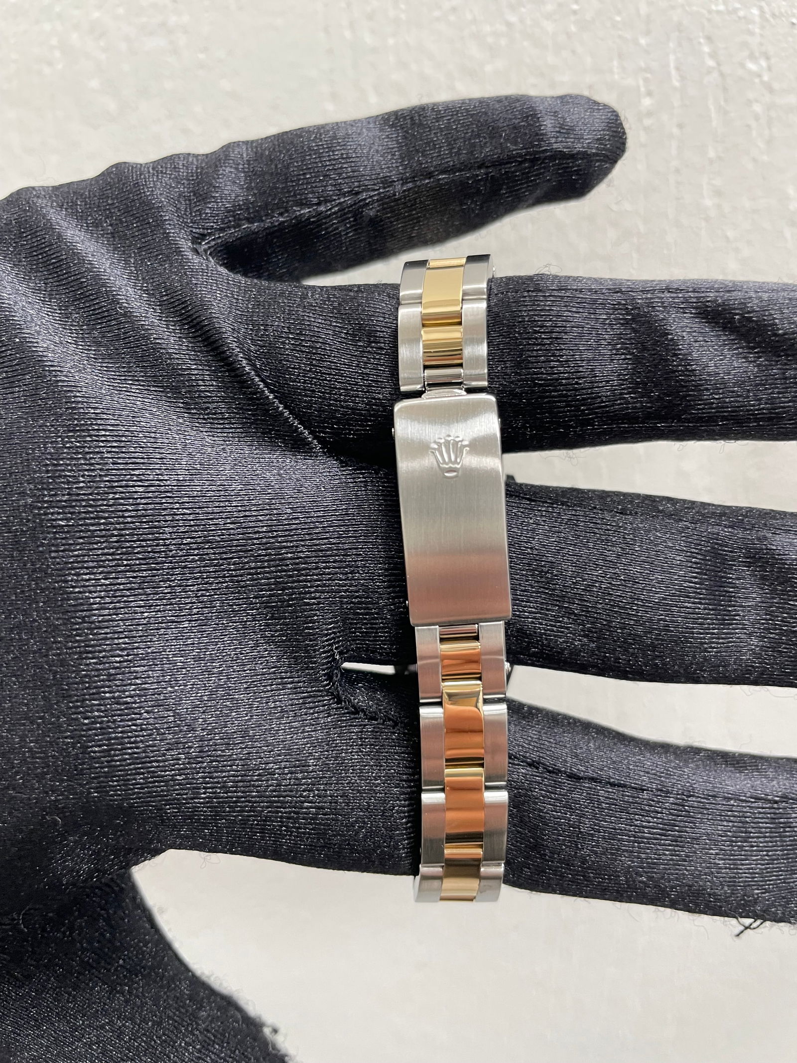 Ladies Rolex 67193 Oyster Perpetual White Roman Dial Watch with Papers 1997: Ladies Rolex 67193 Oyster Perpetual White Roman Dial Watch with Papers 1997 This Rolex Oyster Perpetual features a white Roman numeral dial and a fluted bezel, paired with an Oyster bracelet. It is a