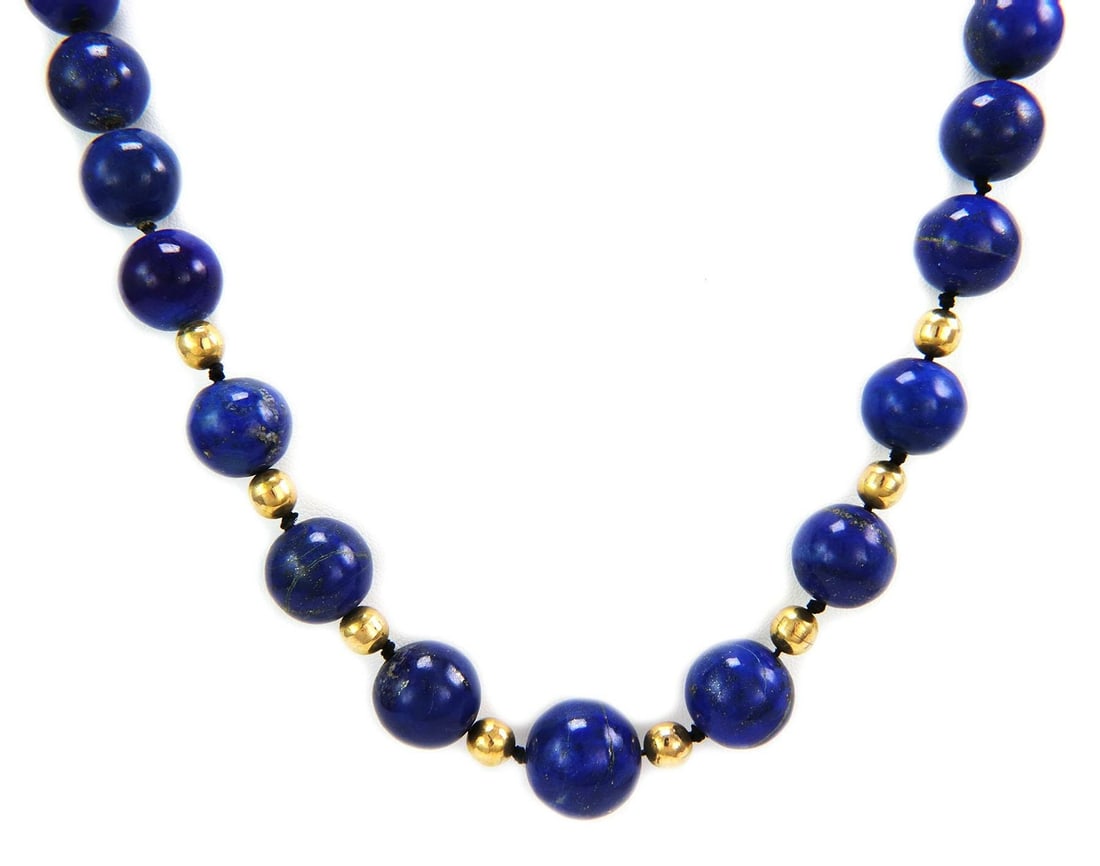 Tiffany & Co. Vintage Lapis Lazuli Necklace 18k Yellow Gold Graduated Beads: Tiffany & Co. Vintage Lapis Lazuli Necklace 18k Yellow Gold Graduated Beads This exquisite vintage necklace from Tiffany & Co. showcases a stunning arrangement of graduated lapis lazuli beads, measuri