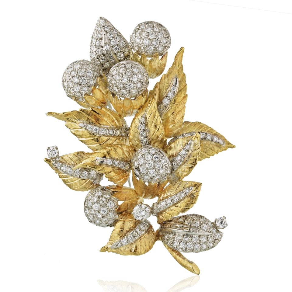 Vintage 1970's Platinum 18K Gold Diamond Brooch Foliage Design: Vintage 1970's Platinum 18K Gold Diamond Brooch Foliage Design Enhance your attire with this exquisite 1970's vintage brooch, crafted from luxurious platinum and 18K yellow gold. This stunning piece f