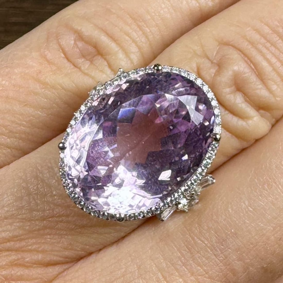 Elegant 18K White Gold Kunzite 23.93 Ct with 312 Diamonds: Elegant 18K White Gold Kunzite 23.93 Ct with 312 Diamonds This stunning 18K White Gold Kunzite & Diamond Ring showcases a remarkable 23.93 Ct. Kunzite at its center, surrounded by 312 sparkling diamon