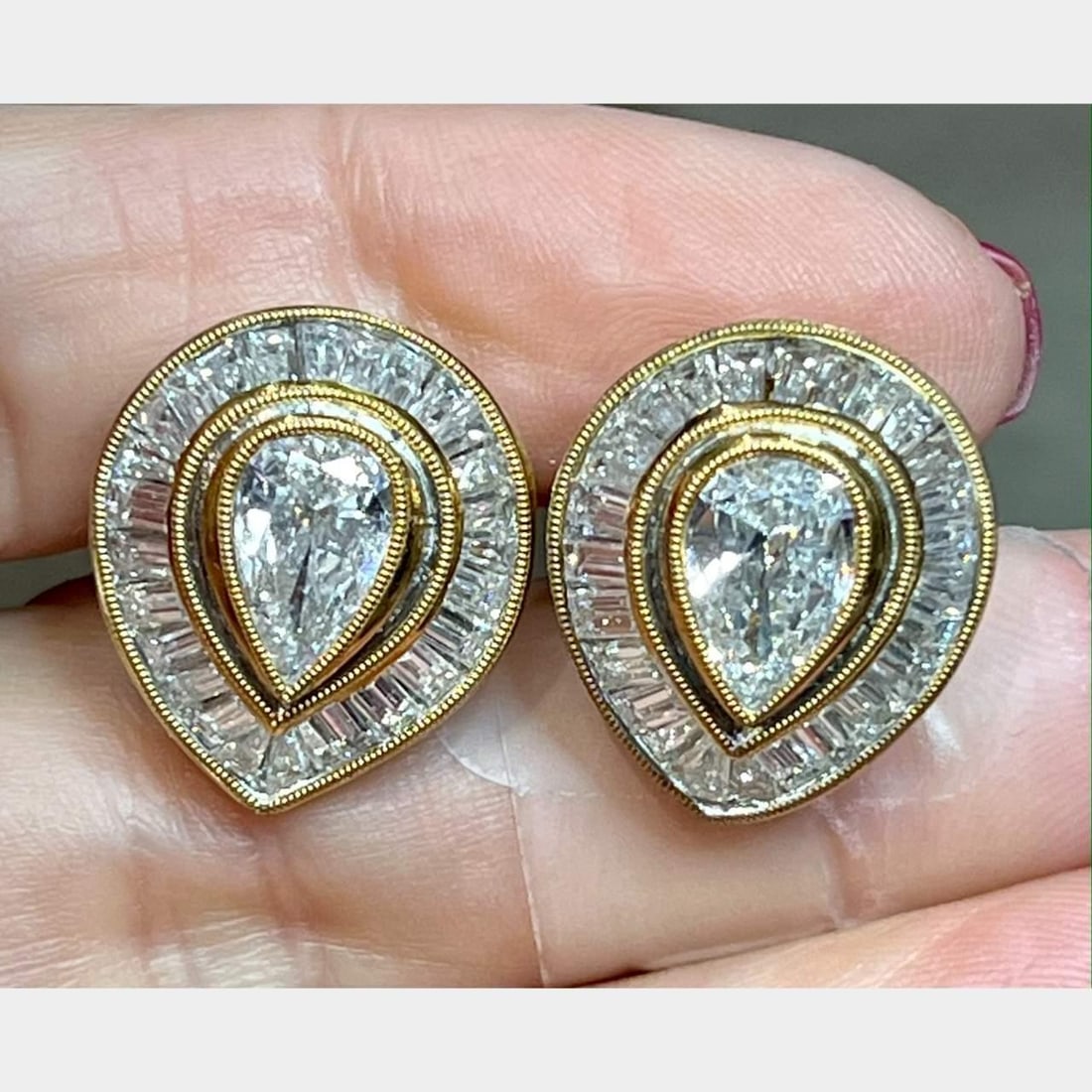 18K Yellow Gold Pear-Shaped Diamond Earrings 9.20 Ct F-G VVS-VS: 18K Yellow Gold Pear-Shaped Diamond Earrings 9.20 Ct F-G VVS-VS These stunning 18K yellow gold diamond earrings are a true statement piece, weighing 17.6 grams. They feature two pear-shaped diamonds,
