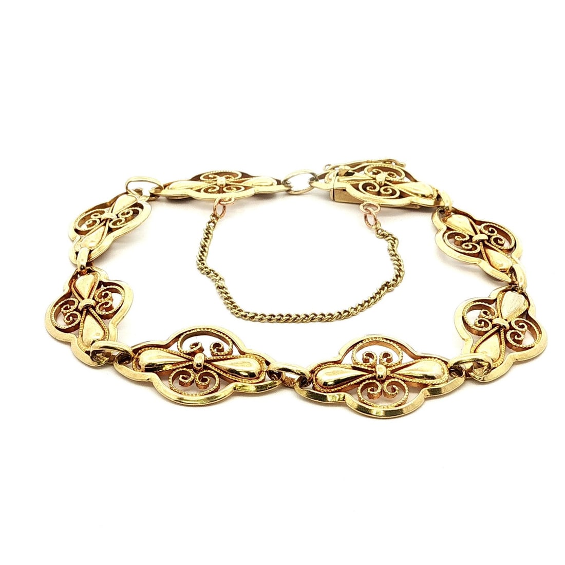 Vintage 18k Yellow Gold Handmade Floral Link Bracelet 7.5in: Vintage 18k Yellow Gold Handmade Floral Link Bracelet 7.5in This exquisite Vintage French bracelet is crafted from solid 18k yellow gold, featuring a unique handmade floral open work design. Weighing