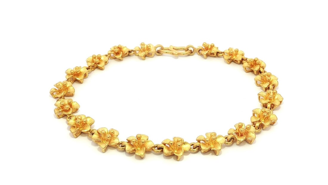 24k Yellow Gold Plumeria Flower Bracelet with Hook Clasp: 24k Yellow Gold Plumeria Flower Bracelet with Hook Clasp This exquisite Pure Solid 24k Yellow Gold Plumeria Flower Link Bracelet features a beautifully crafted chain made of flower links, showcasing t