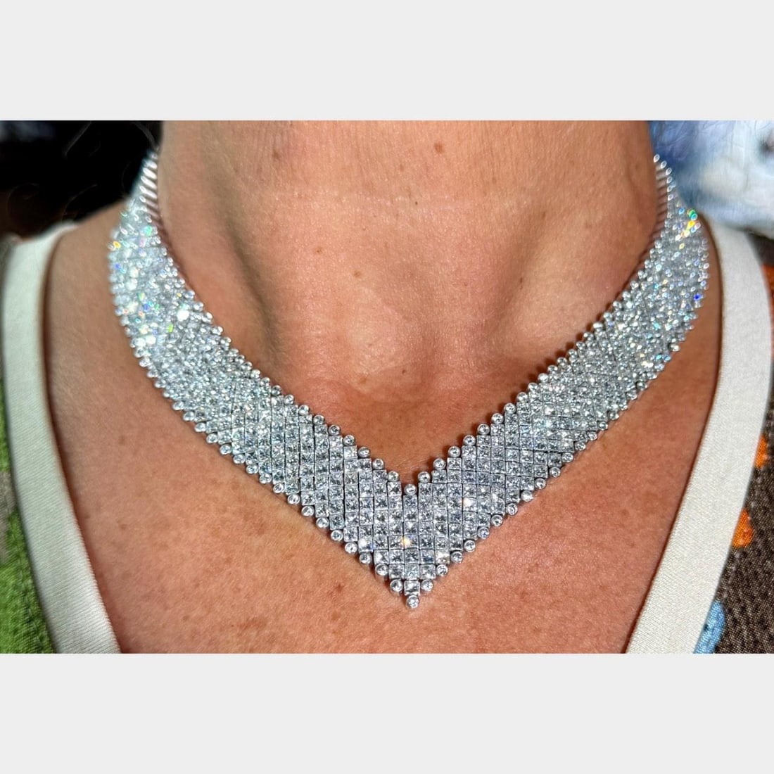 Diamond Necklace in Platinum and 18K White Gold 73.72 Carat: Diamond Necklace in Platinum and 18K White Gold 73.72 Carat This pre-owned necklace features an exquisite design crafted from platinum and 18K white gold. The necklace is set with a total of 73.72 car