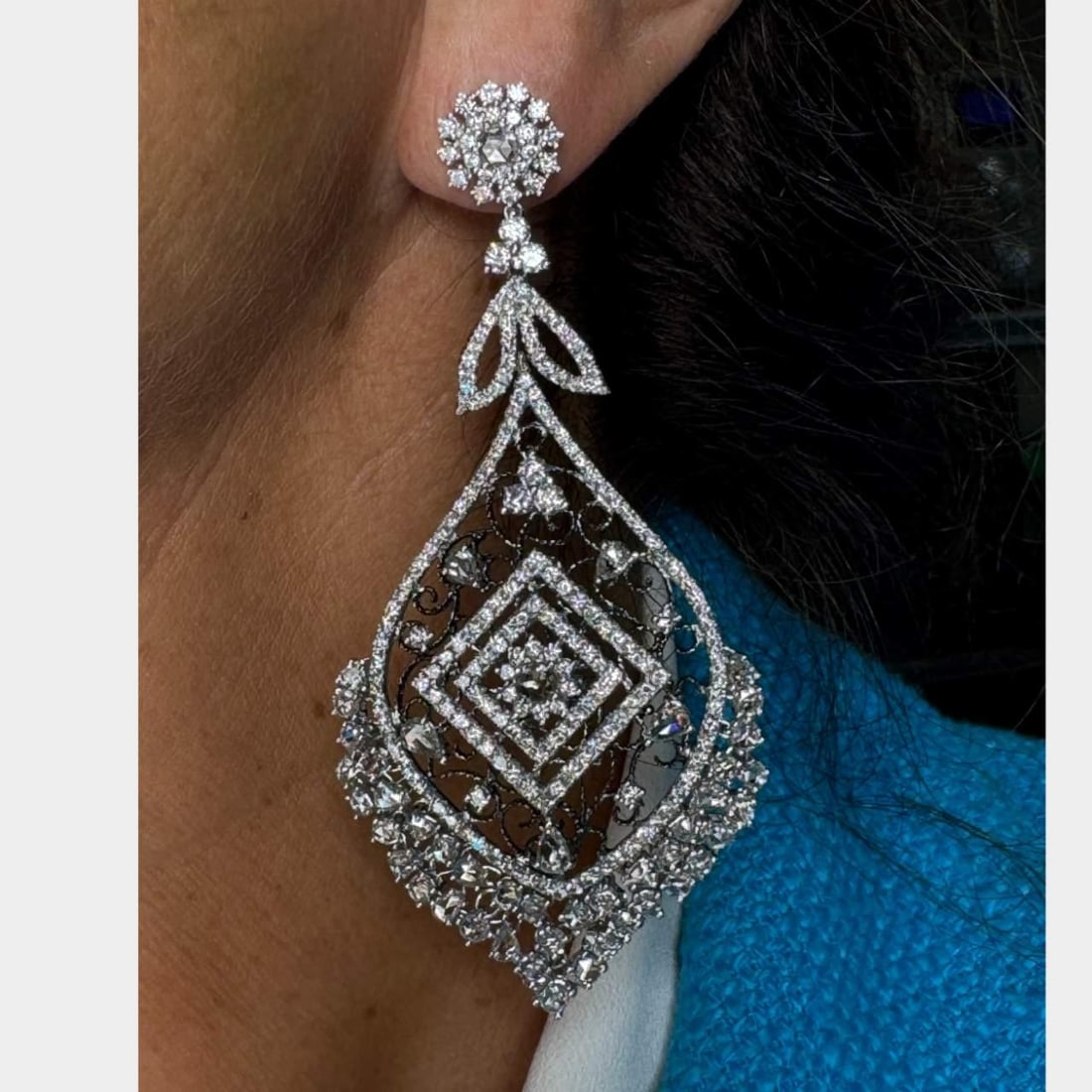 Stunning 18K White Gold 16.20 Ct Diamond Earrings with Rose-Cut Diamonds: Stunning 18K White Gold 16.20 Ct Diamond Earrings with Rose-Cut Diamonds These exquisite earrings are crafted from 18K white gold and showcase a stunning total diamond weight of 16.20 carats. Featurin