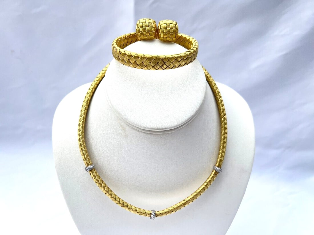 Roberto Coin 18K Yellow Gold Diamond Sapphire Jewelry Set: Roberto Coin 18K Yellow Gold Diamond Sapphire Jewelry Set Experience the elegance of this exquisite Roberto Coin handmade jewelry set, featuring an 18K yellow gold necklace, bracelet, and a pair of ea