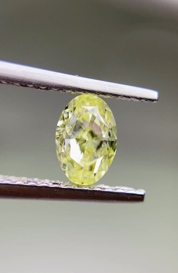 Loose Diamond - OVAL 1.01ct Fancy Light Yellow VS2: Loose Diamond - OVAL 1.01ct Fancy Light Yellow VS2 Source: Natural Shape: OVAL Carats: 1.01 Color: Fancy Light Yellow Certification: GIA Video: