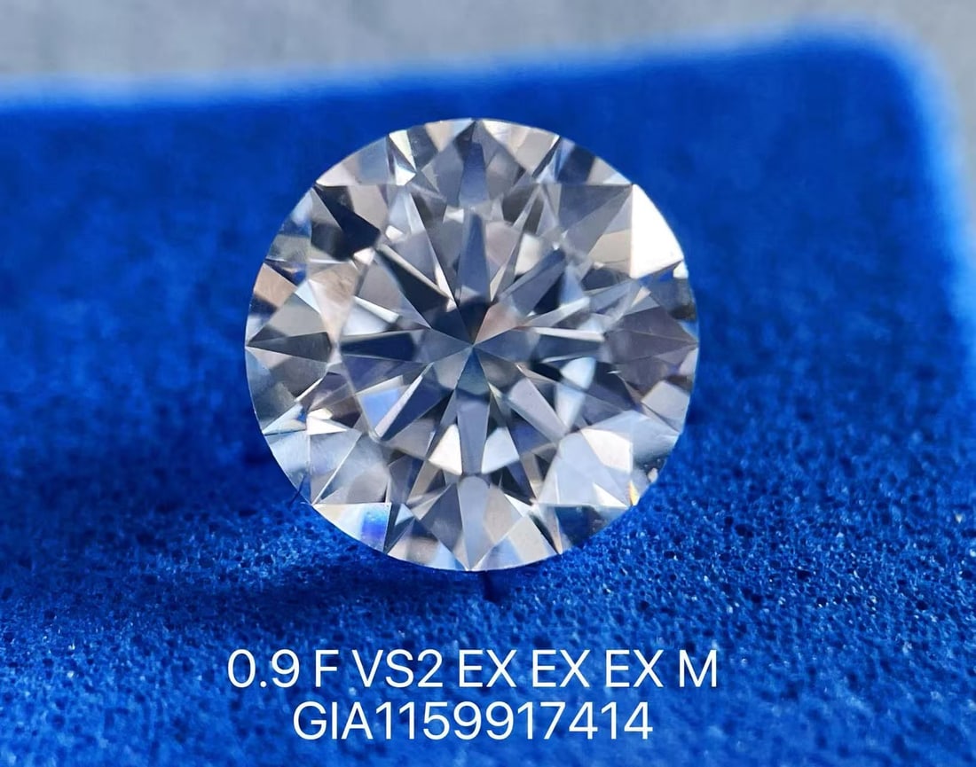 Loose Diamond - ROUND 0.9ct F VS2: Loose Diamond - ROUND 0.9ct F VS2 Source: Natural Shape: ROUND Carats: 0.9 Color: F Clarity: VS2 Certification: GIA The Diamond Depot Guarantee: All items in this auction are guaranteed to be 100% aut