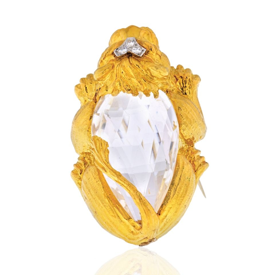 David Webb 18K Gold Rock Crystal Lion Brooch Pendant Signed Webb: David Webb 18K Gold Rock Crystal Lion Brooch Pendant Signed Webb This exquisite David Webb brooch/pendant showcases a stunning crouching lion design, masterfully crafted from 18K yellow gold and plati