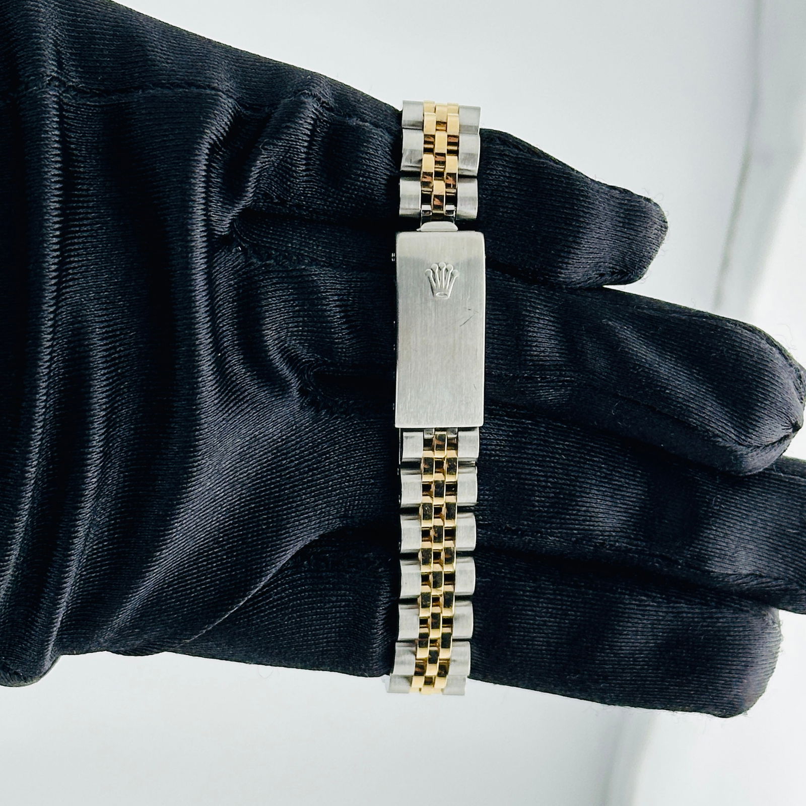 Ladies Datejust Ref 69173 Watch with Champagne Stick Dial and D-Link Jubilee Bracelet: Ladies Datejust Ref 69173 Watch with Champagne Stick Dial and D-Link Jubilee Bracelet This ladies Rolex Datejust watch features a champagne stick dial and a fluted bezel. It is equipped with a D-Link