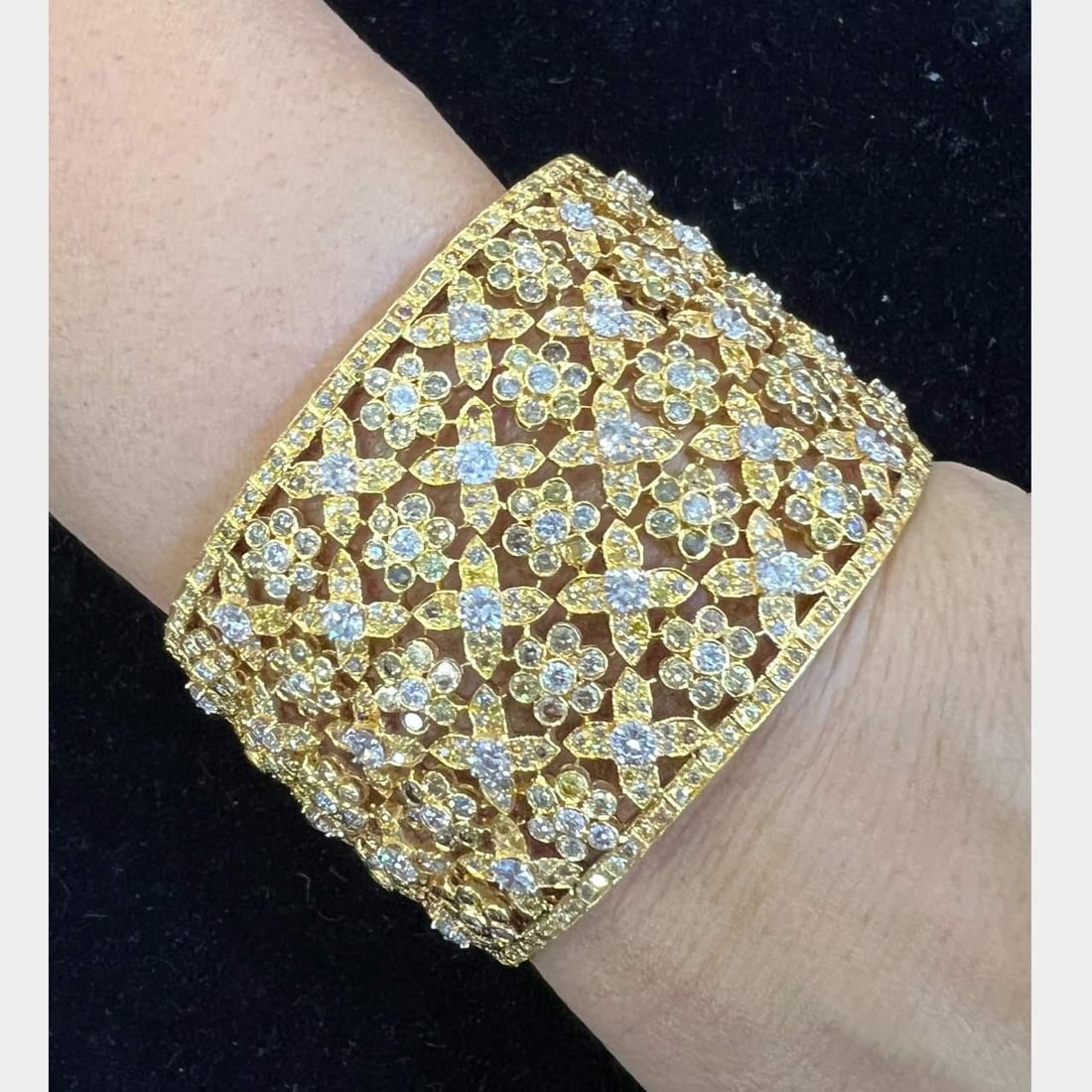 18K Yellow Gold 31.57 Ct Diamond Cuff Bracelet 1425 Diamonds VVS-SI1: 18K Yellow Gold 31.57 Ct Diamond Cuff Bracelet 1425 Diamonds VVS-SI1 This stunning cuff bracelet is crafted from 18K yellow gold and features a remarkable total of 1,425 natural color diamonds weighin