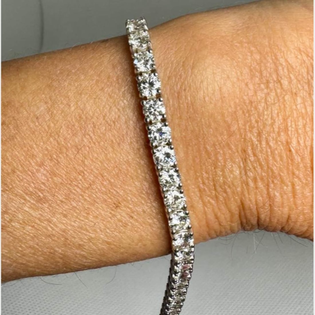 18K White Gold 12.50 Ct Diamond Tennis Bracelet with 40 Diamonds: 18K White Gold 12.50 Ct Diamond Tennis Bracelet with 40 Diamonds This stunning 18K White Gold Diamond Tennis Bracelet features a total diamond weight of approximately 12.50 carats, showcasing 40 exqui