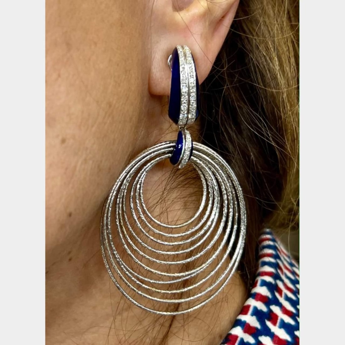 18K White Gold Diamond Earrings with 68 Stones 1.00 Ct F-H VS1-SI1: 18K White Gold Diamond Earrings with 68 Stones 1.00 Ct F-H VS1-SI1 These exquisite earrings are crafted from a combination of 14K and 18K white gold, showcasing a stunning array of 68 diamonds with a