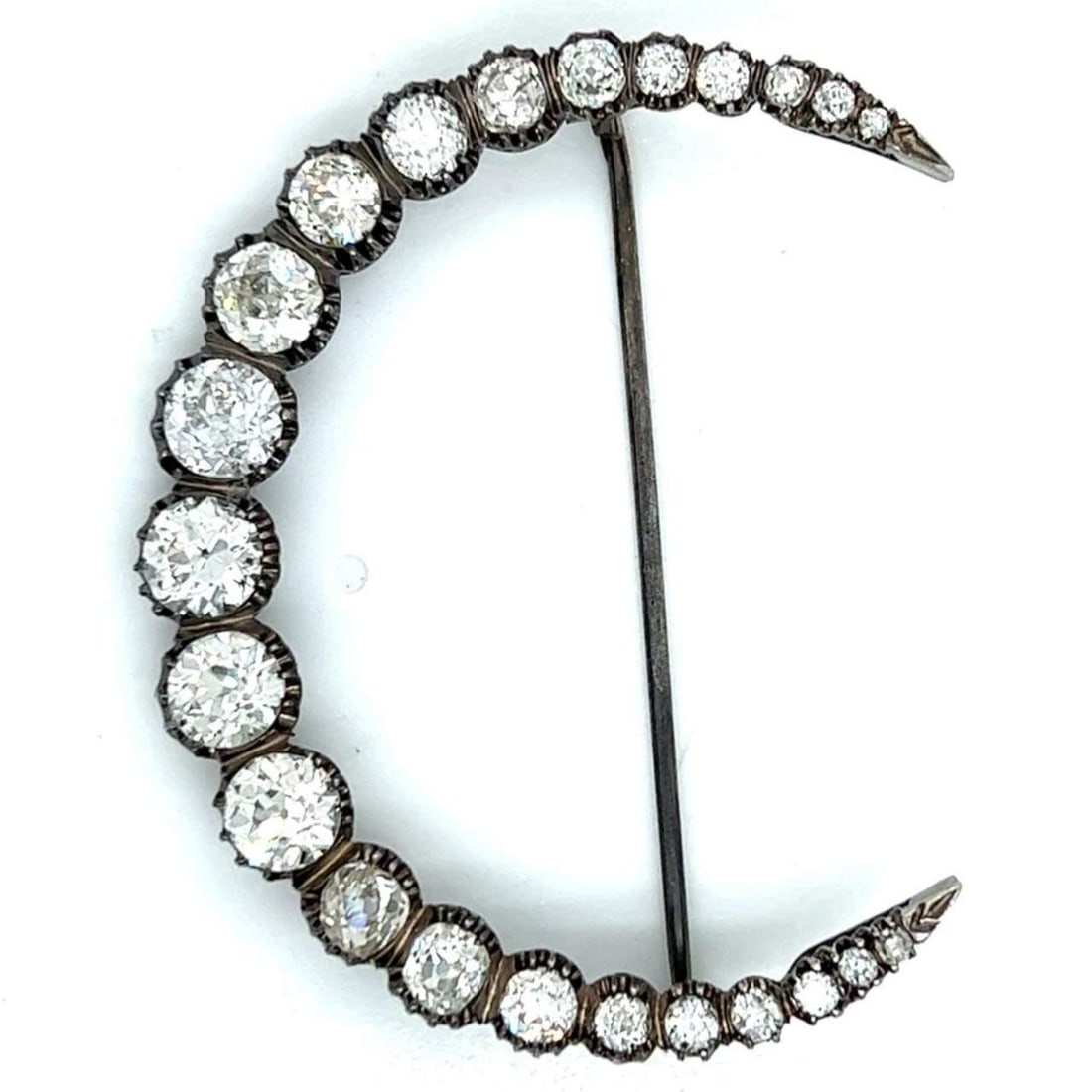 Platinum 9.00 Ct Diamond Crescent Brooch 23 European-Cut G-I VS2-SI1: Platinum 9.00 Ct Diamond Crescent Brooch 23 European-Cut G-I VS2-SI1 This exquisite Platinum Crescent Brooch features a stunning arrangement of 23 European-cut diamonds, collectively weighing approxim