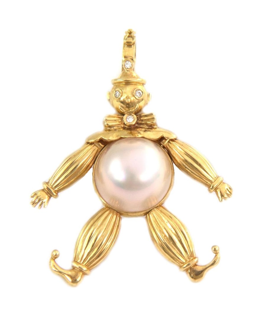 Vintage 18k Yellow Gold Clown Pendant with Diamond Accents and Mabe Pearl: Vintage 18k Yellow Gold Clown Pendant with Diamond Accents and Mabe Pearl This exquisite vintage clown pendant is crafted from 18k yellow gold, showcasing a delightful full-figure clown complete with