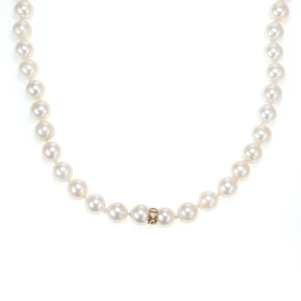 Estate 30.5 Inch Pink Pearl Diamond Necklace in 18k Gold: Estate 30.5 Inch Pink Pearl Diamond Necklace in 18k Gold This exquisite estate necklace showcases a stunning single strand of cultured pink pearls, measuring between 8.3mm to 9mm in size. The pearls a