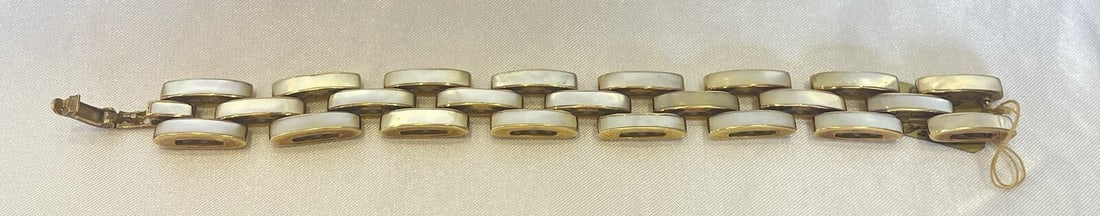 Roberto Coin 18K Gold Bracelet Mother of Pearl Ruby Diamond: Roberto Coin 18K Gold Bracelet Mother of Pearl Ruby Diamond Discover the exquisite craftsmanship of this Roberto Coin bracelet, expertly crafted from 18K yellow gold. This stunning piece showcases a b