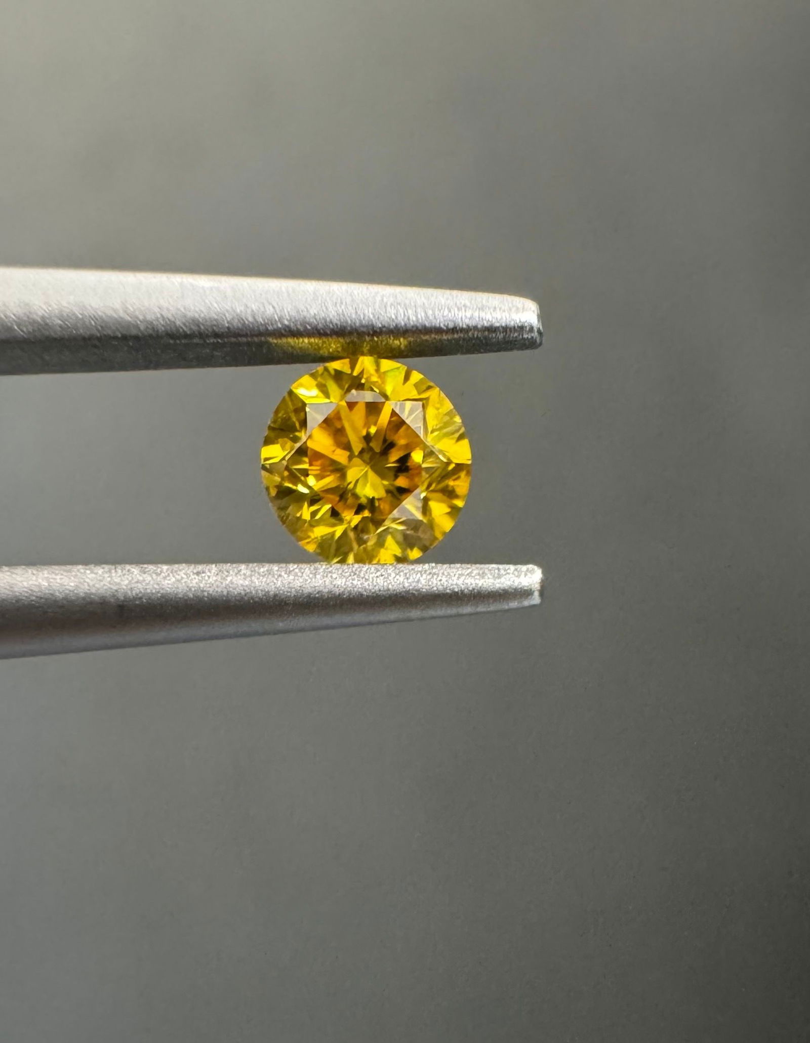 Loose Diamond - ROUND 0.18ct Fancy Vivid Orangey Yellow VS2: Loose Diamond - ROUND 0.18ct Fancy Vivid Orangey Yellow VS2 Source: Natural Shape: ROUND Carats: 0.18 Color: Fancy Vivid Orangey Yellow Certification: GIA The Diamond Depot Guarantee: All items in thi