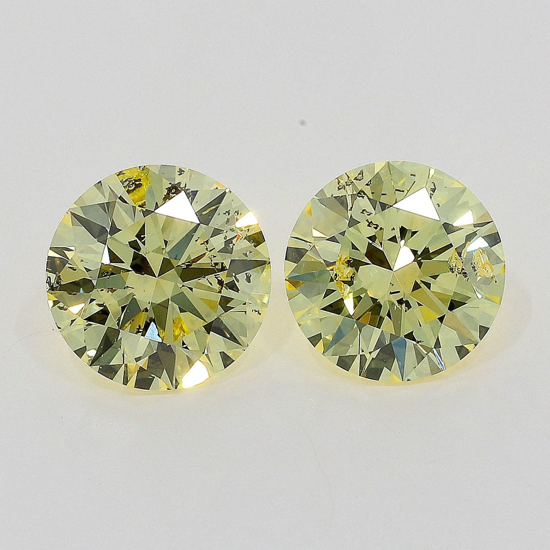 Loose Diamond - ROUND 0.53ct Fancy Yellow: Loose Diamond - ROUND 0.53ct Fancy Yellow Source: Natural Shape: ROUND Carats: 0.53 Color: Fancy Yellow Certification: GIA The Diamond Depot Guarantee: All items in this auction are guaranteed to be 1
