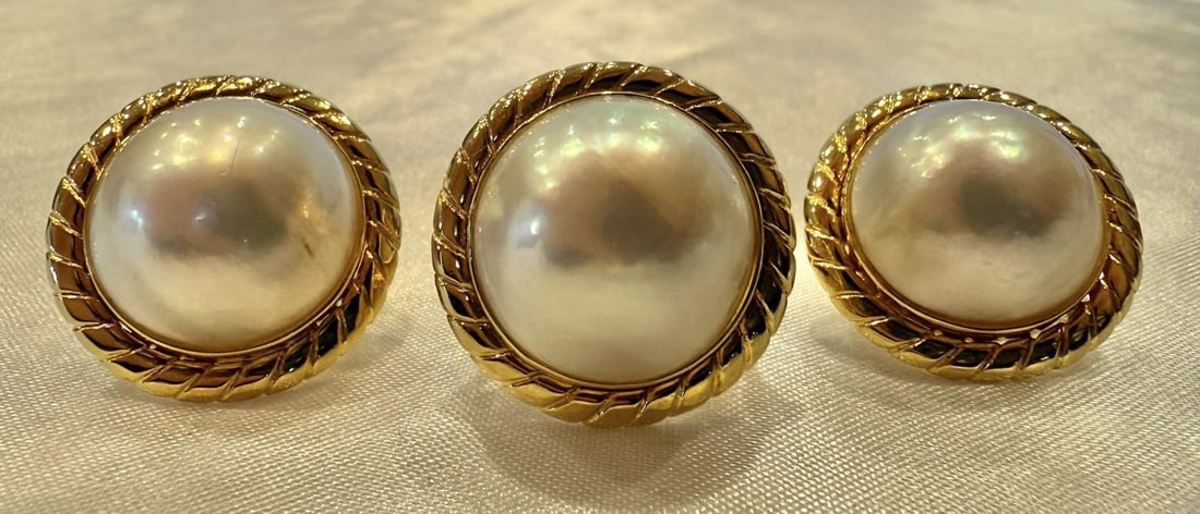 14K Yellow Gold Mabe Pearl Ring and Earrings Set: 14K Yellow Gold Mabe Pearl Ring and Earrings Set This exquisite set features a stunning ring and a pair of earrings crafted from 14k yellow gold, adorned with beautiful mabe pearls. The intricate desi