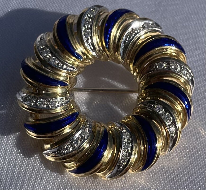 Italian 18K Gold Enamel Diamond Brooch GVS 0.30ct: Italian 18K Gold Enamel Diamond Brooch GVS 0.30ct This exquisite Italian brooch is crafted from 18K yellow gold and adorned with stunning GVS diamonds. The piece showcases exceptional detail, design,