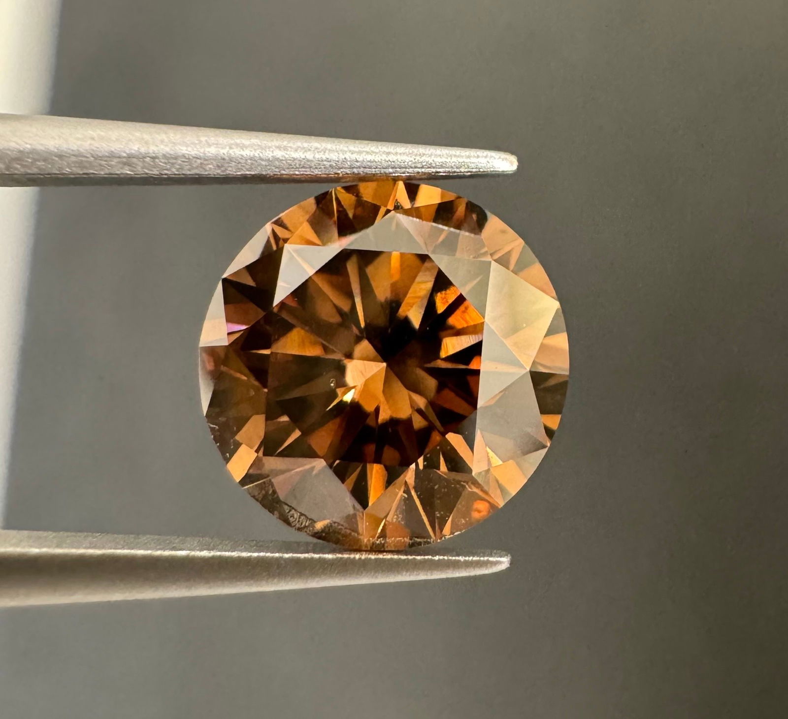 Loose Diamond - ROUND 2.17ct Fancy Dark Orangey Brown VS2: Loose Diamond - ROUND 2.17ct Fancy Dark Orangey Brown VS2 Source: Natural Shape: ROUND Carats: 2.17 Color: Fancy Dark Orangey Brown Certification: GIA Video: