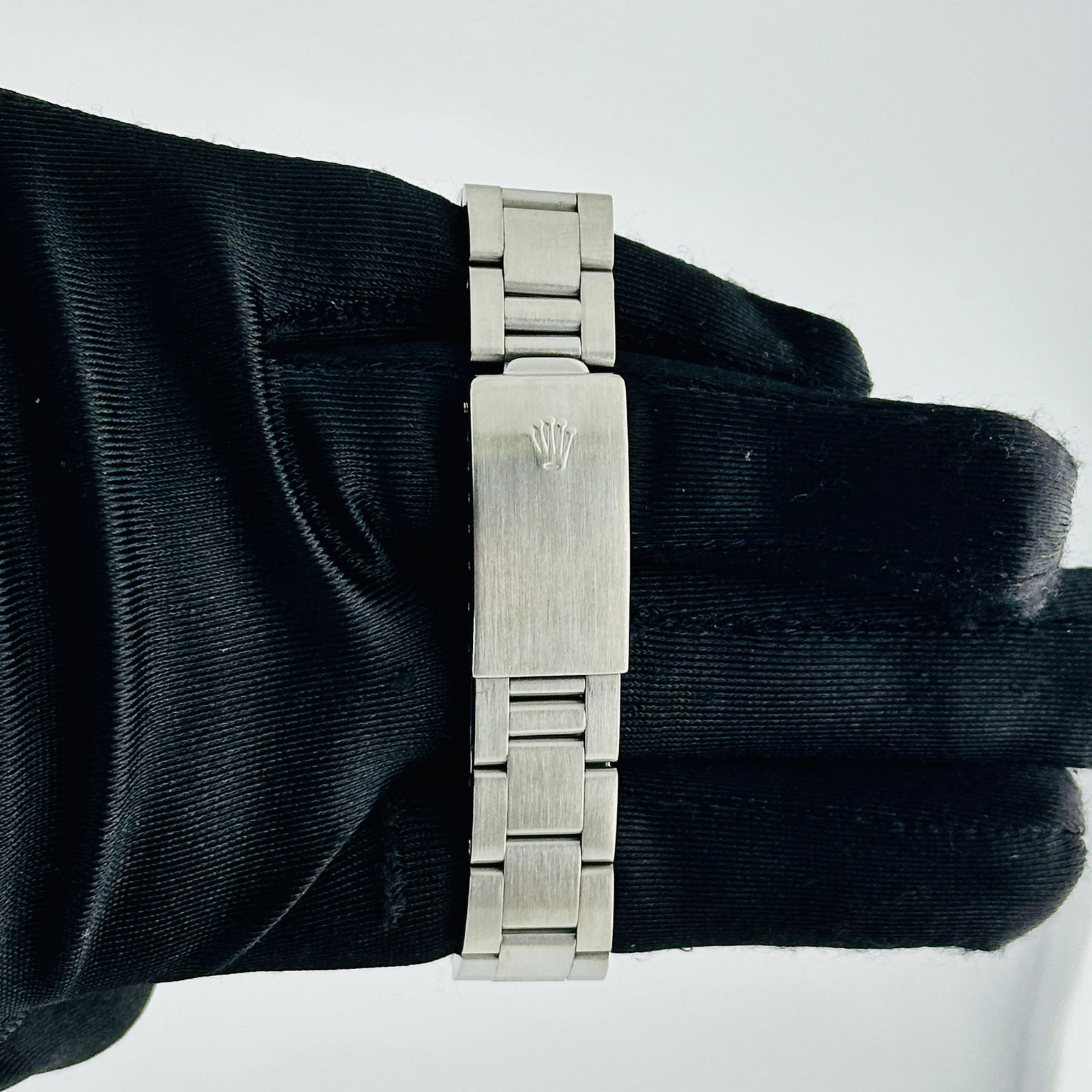 Ladies Oyster Perpetual Ref 67480 Watch With Aftermarket Green Dial: Ladies Oyster Perpetual Ref 67480 Watch With Aftermarket Green Dial This Rolex Oyster Perpetual features an Aftermarket green dial set in a smooth bezel and is paired with a classic Oyster bracelet. D