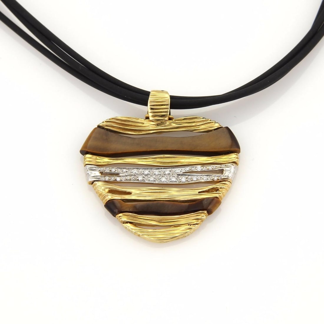 Roberto Coin Elephant Skin Heart Pendant 18k Gold Diamond Necklace: Roberto Coin Elephant Skin Heart Pendant 18k Gold Diamond Necklace Experience the exquisite craftsmanship of Roberto Coin with this Gold Cord Necklace featuring a stunning diamond gem heart pendant fr