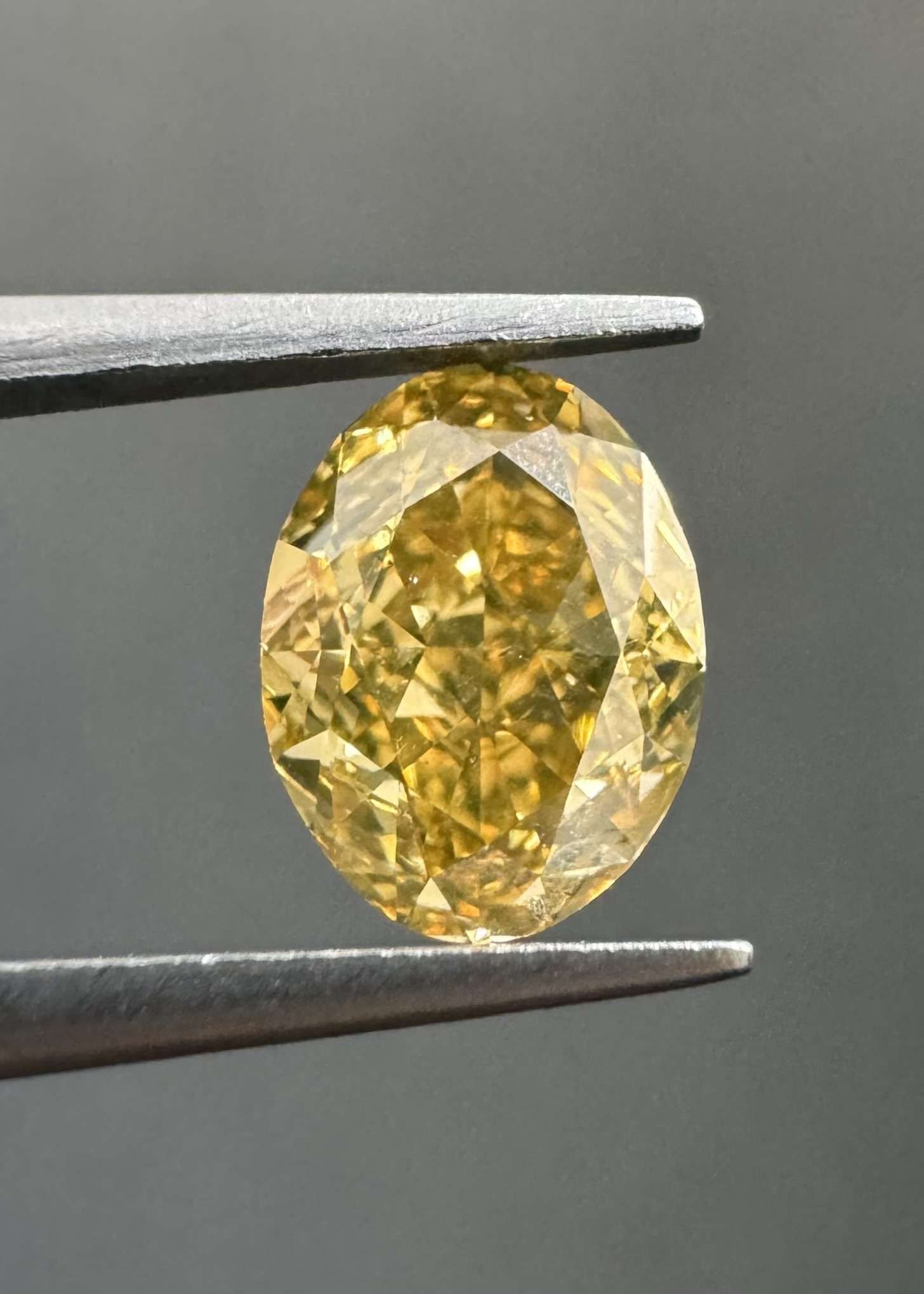 Loose Diamond - OVAL 1.02ct Fancy Deep Orangey Yellow VS2: Loose Diamond - OVAL 1.02ct Fancy Deep Orangey Yellow VS2 Source: Natural Shape: OVAL Carats: 1.02 Color: Fancy Deep Orangey Yellow Certification: GIA Video: