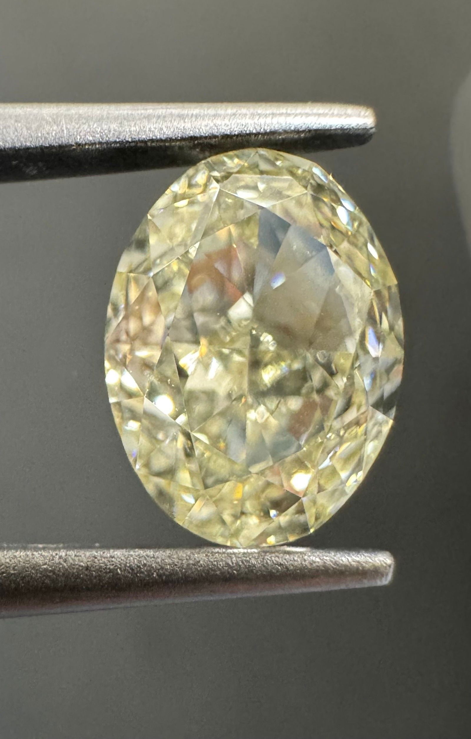 Loose Diamond - OVAL 1.7ct U-V SI1: Loose Diamond - OVAL 1.7ct U-V SI1 Source: Natural Shape: OVAL Carats: 1.7 Color: U-V Certification: GIA The Diamond Depot Guarantee: All items in this auction are guaranteed to be 100% authentic. At