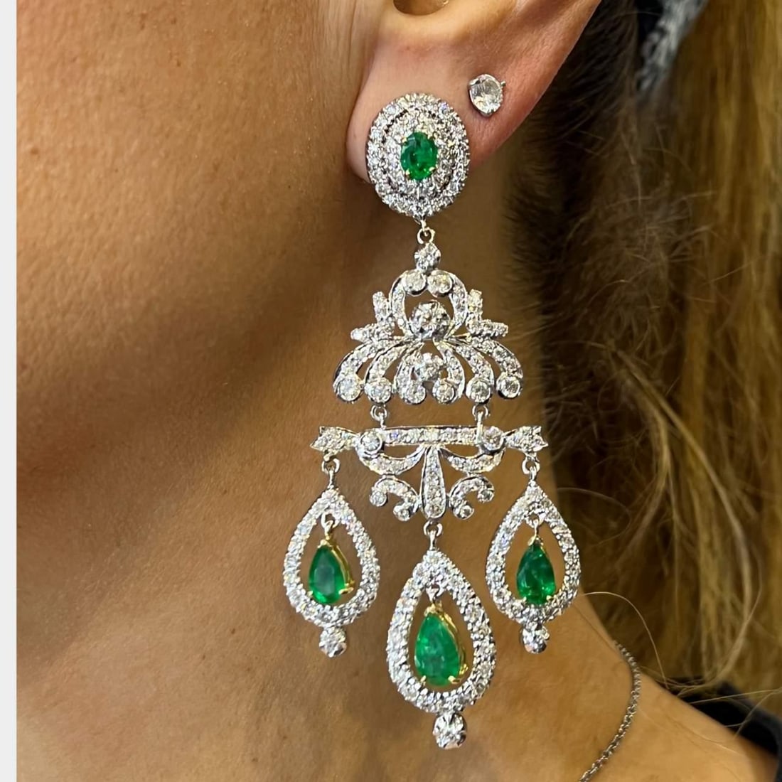 18K Gold Emerald Diamond Chandelier Earrings 11.50 Ct Luxury: 18K Gold Emerald Diamond Chandelier Earrings 11.50 Ct Luxury These stunning chandelier earrings are crafted from 18K white and yellow gold, showcasing a luxurious combination of emeralds and diamonds.