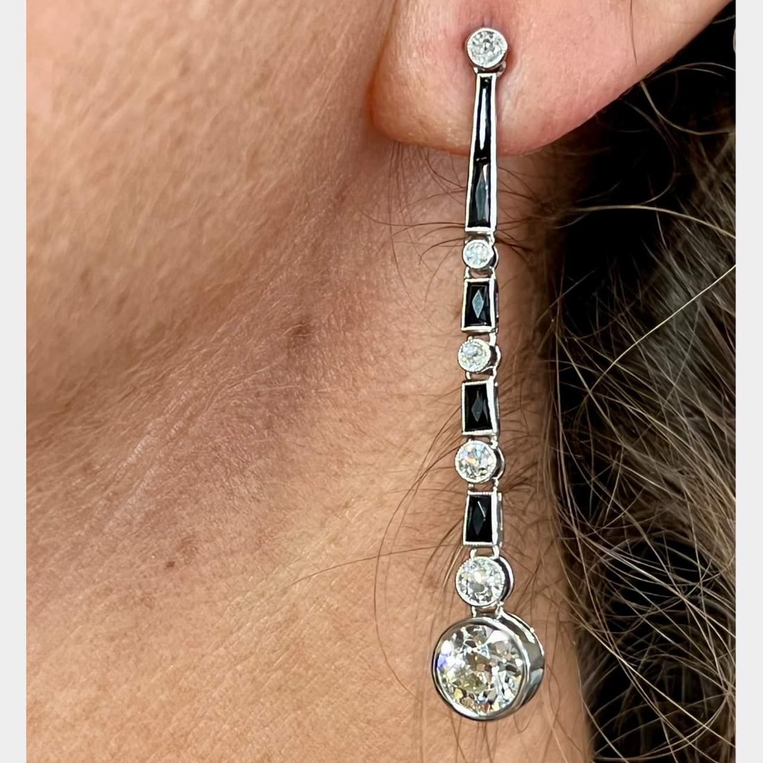 Platinum Diamond Onyx Earrings 2.70 Ct Diamond Weight Elegant Design: Platinum Diamond Onyx Earrings 2.70 Ct Diamond Weight Elegant Design These stunning Platinum Diamond & Onyx Earrings feature a sophisticated design, weighing 8.8 grams. They are adorned with two promi
