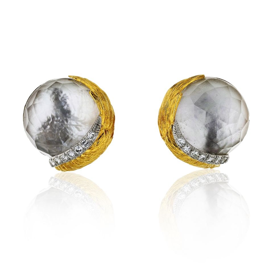 David Webb 18K Gold Rock Crystal Diamond Clip-On Earrings 23mm: David Webb 18K Gold Rock Crystal Diamond Clip-On Earrings 23mm Elevate your style with these exquisite round clip-on earrings by David Webb, crafted from luxurious 18K yellow gold. Featuring a stunnin