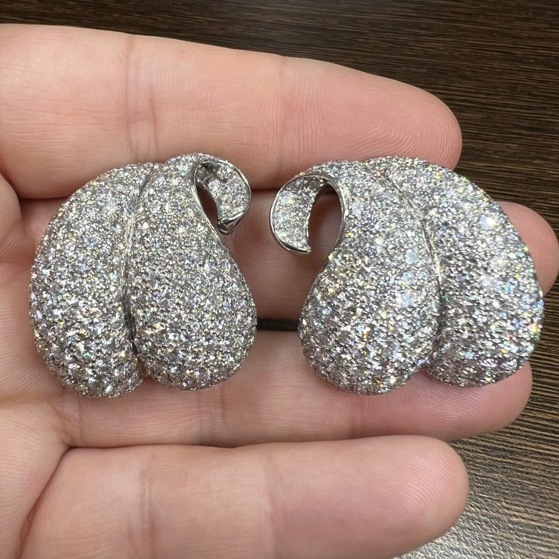 Exquisite 18K White Gold Diamond Earrings 424 Diamonds 25.00 Ct D-F Color VVS-VS Clarity: Exquisite 18K White Gold Diamond Earrings 424 Diamonds 25.00 Ct D-F Color VVS-VS Clarity These exquisite 18K White Gold Diamond Earrings are a luxurious addition to any jewelry collection. Weighing 38