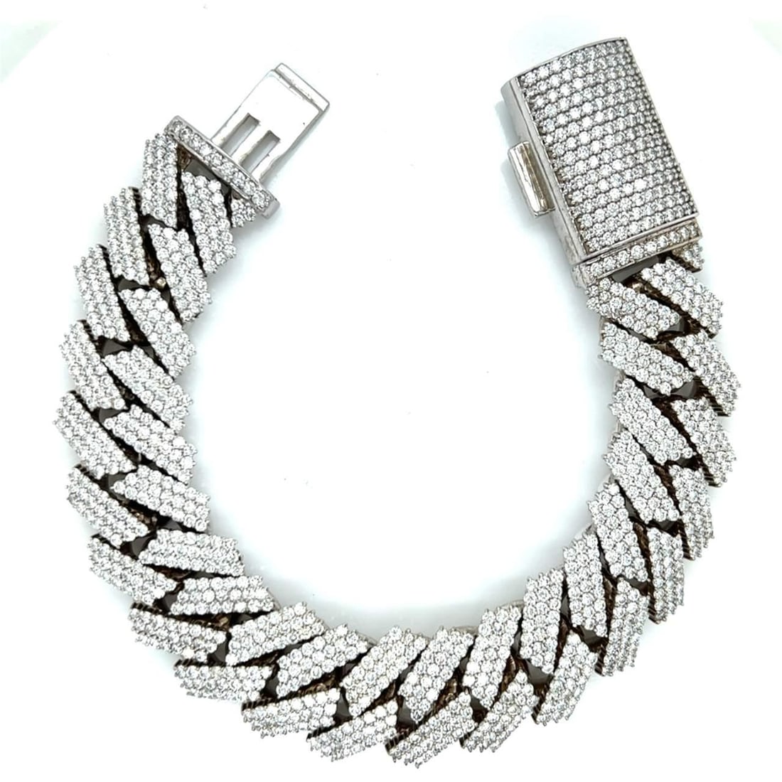 Stunning 10K White Gold 26 Ct Diamond Bracelet 1006 Stones F-G VVS1-SI1: Stunning 10K White Gold 26 Ct Diamond Bracelet 1006 Stones F-G VVS1-SI1 This stunning 10K White Gold Bracelet features a remarkable total of 1006 diamonds, collectively weighing approximately 26.00 ca