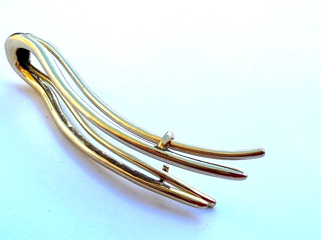 Tiffany & Co 18K Yellow Gold Hair Clip Signed Hallmarked: Tiffany & Co 18K Yellow Gold Hair Clip Signed Hallmarked Elevate your style with this exquisite Tiffany & Co. hair clip crafted from 18K yellow gold. Weighing 11.80 grams, this stunning accessory meas