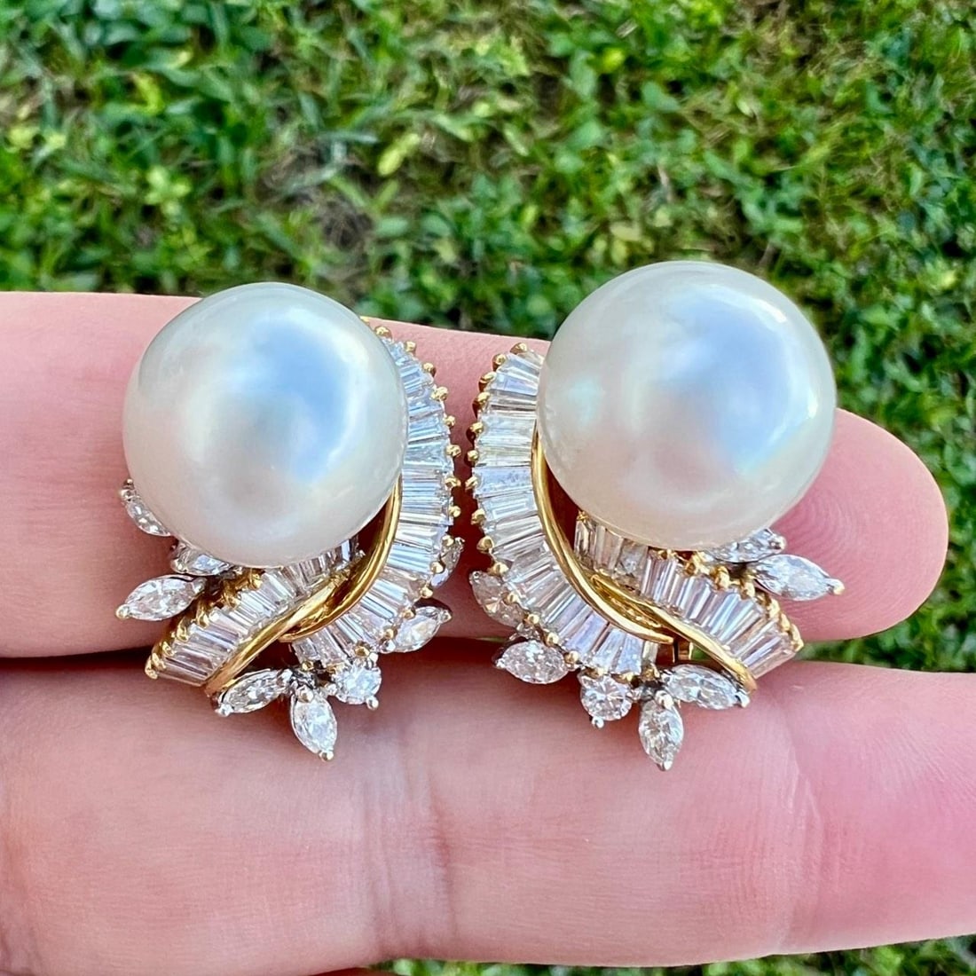 18K Yellow Gold South Sea Pearl Diamond Earrings 3.50 Ct: 18K Yellow Gold South Sea Pearl Diamond Earrings 3.50 Ct These stunning earrings are crafted from 18K yellow gold and feature exquisite South Sea pearls paired with sparkling diamonds. Each earring sh