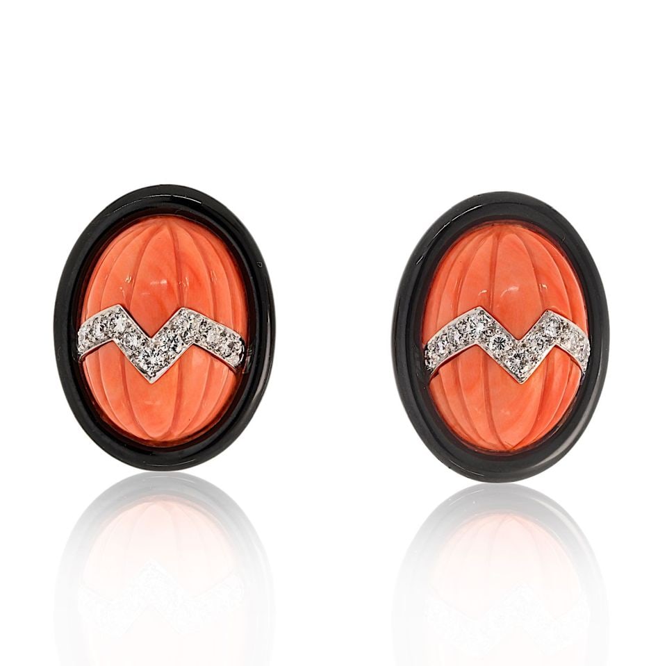 David Webb 18K Yellow Gold Platinum Coral Onyx Clip Earrings: David Webb 18K Yellow Gold Platinum Coral Onyx Clip Earrings Elevate your jewelry collection with these stunning David Webb clip earrings, crafted from luxurious platinum and 18K yellow gold. These ex