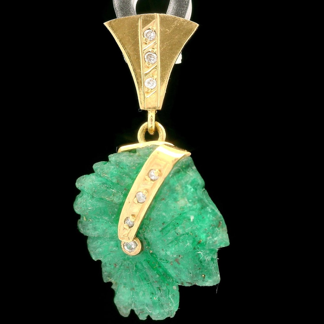 Vintage 18k Yellow Gold GIA 16.91ct Carved Emerald Diamond Pendant: Vintage 18k Yellow Gold GIA 16.91ct Carved Emerald Diamond Pendant This exquisite vintage pendant showcases a stunning carved emerald in the shape of an Indian head, weighing 16.91 carats. The emerald