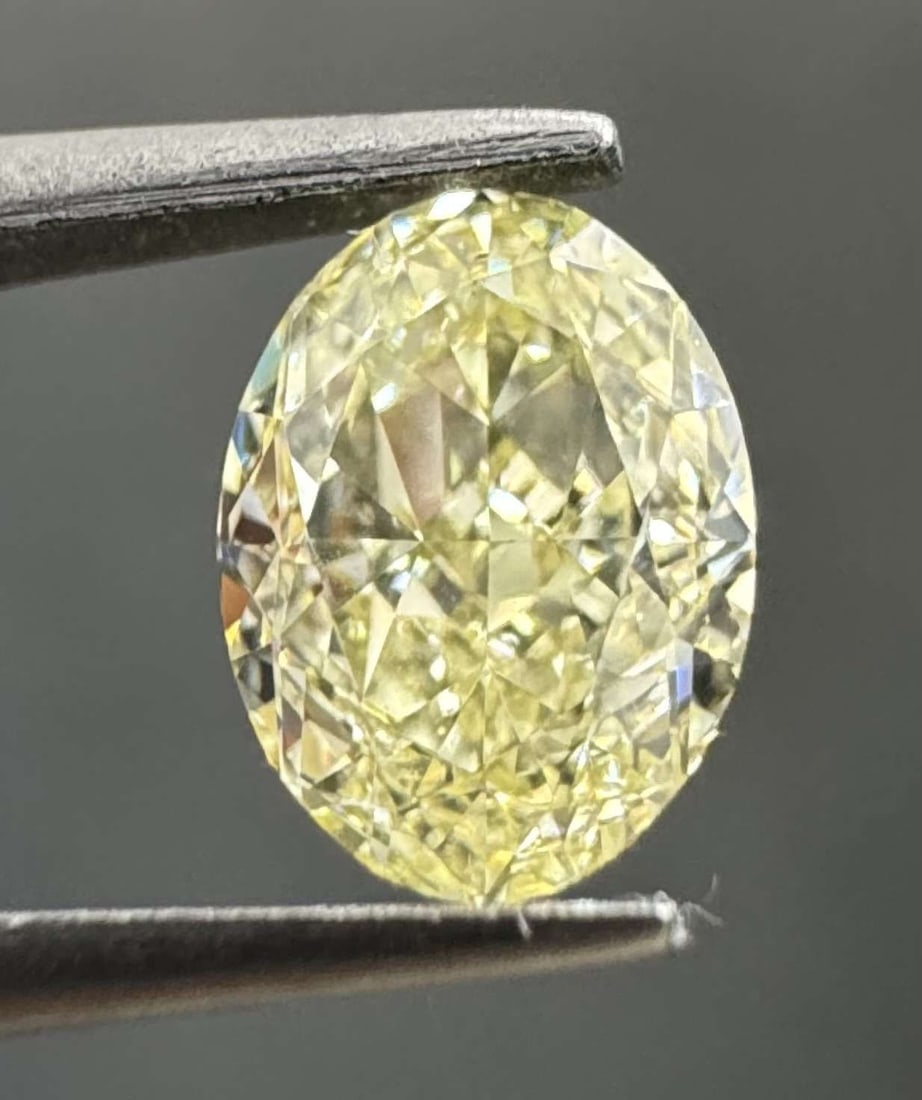 Loose Diamond - OVAL 0.7ct Fancy Light Yellow VS2: Loose Diamond - OVAL 0.7ct Fancy Light Yellow VS2 Source: Natural Shape: OVAL Carats: 0.7 Color: Fancy Light Yellow Certification: GIA Video: