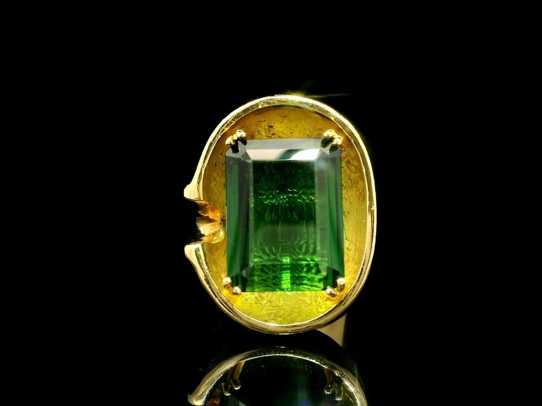 Vintage Brutalist 18k Gold Geometric Ring with GIA Vivid Green Tourmaline: Vintage Brutalist 18k Gold Geometric Ring with GIA Vivid Green Tourmaline This striking Vintage Brutalist ring showcases a stunning natural green tourmaline set in solid 18k yellow gold. The ring feat