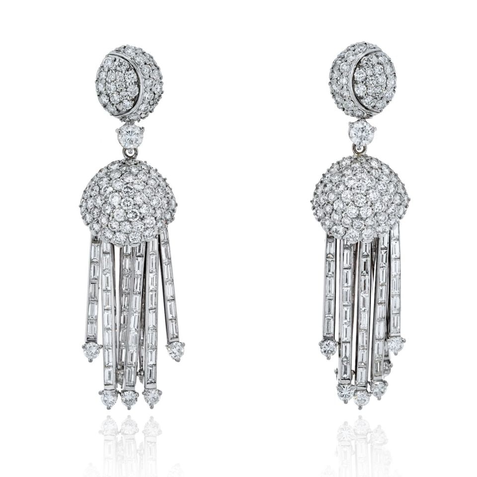 Art Deco 18K White Gold Diamond Chandelier Earrings 25 Cts: Art Deco 18K White Gold Diamond Chandelier Earrings 25 Cts Indulge in the elegance of these Art Deco Style Round and Baguette Cut Dangling Diamond Earrings. Crafted from luxurious 18K white gold, thes