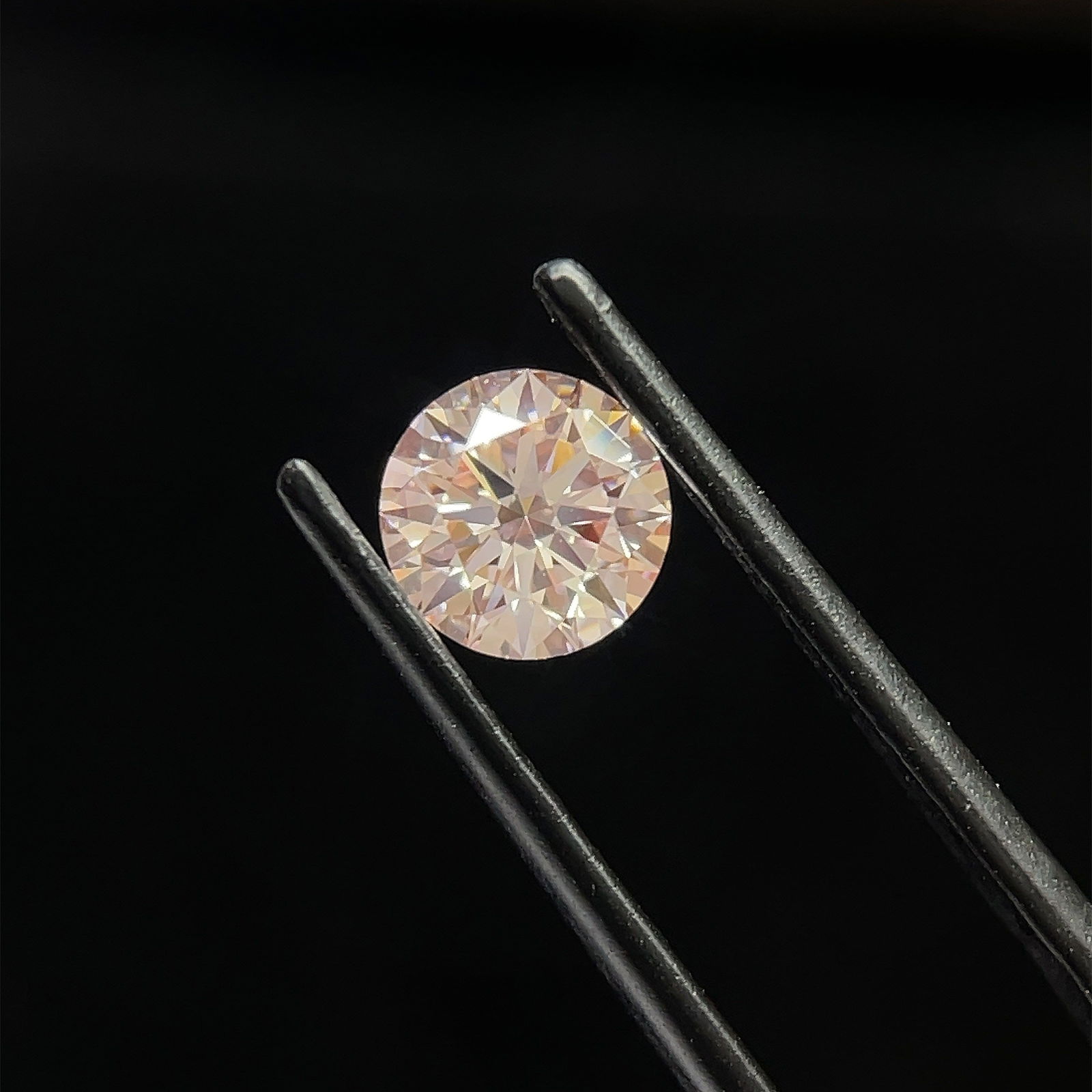 Ideal Loose Diamond - ROUND 0.99ct Fancy Intense Pink VS1: Ideal Loose Diamond - ROUND 0.99ct Fancy Intense Pink VS1 Source: This is a real non-mined Diamond that has been grown in a lab Shape: ROUND Carats: 0.99 Color: Fancy Intense Pink Certification: IGI T